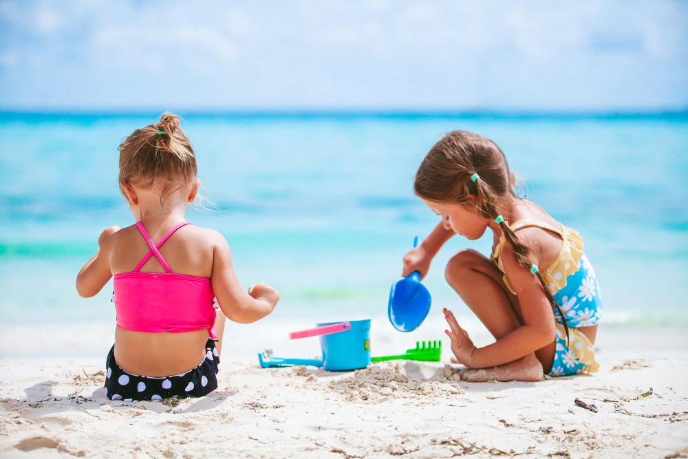 Ce ai nevoie la plajă pentru cei mici?