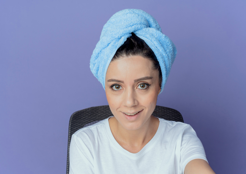 Cum îți usuci părul rapid fără foehn: tehnici cu prosopul turban