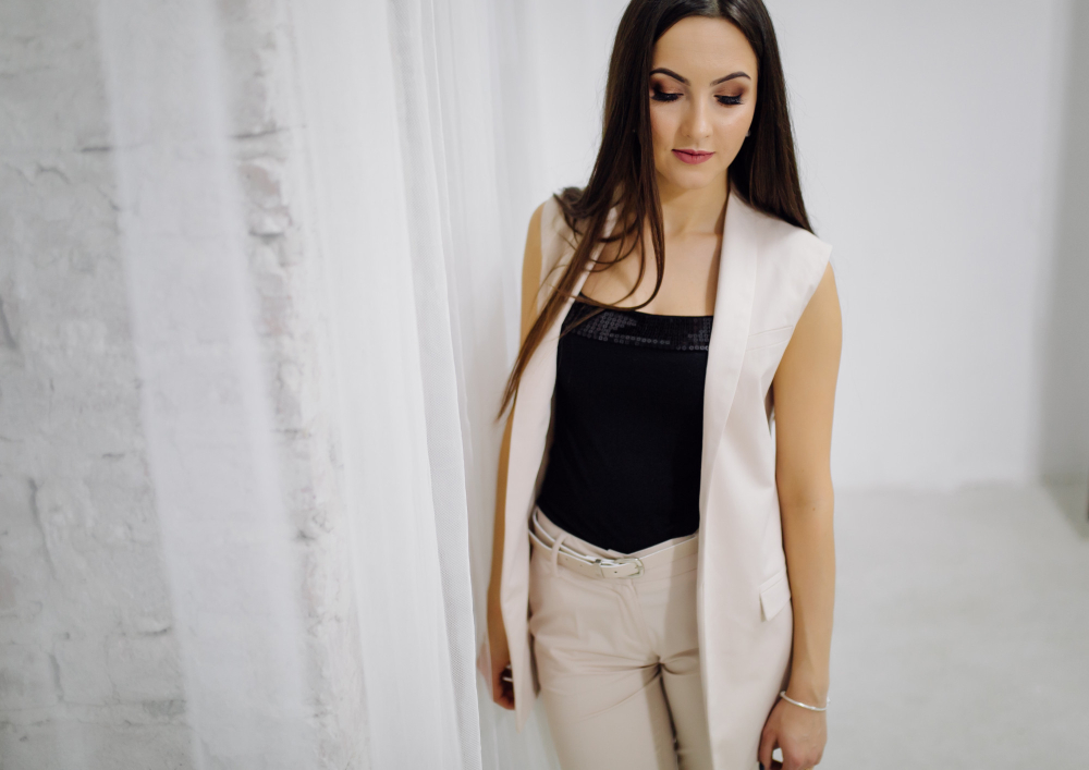 Cum alegi topurile cu bretele care arată elegant, nu prea casual