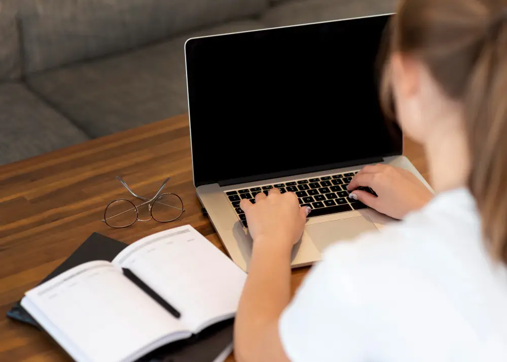 De ce cititorii preferă platformele online care reunesc informația utilă cu inspirația
